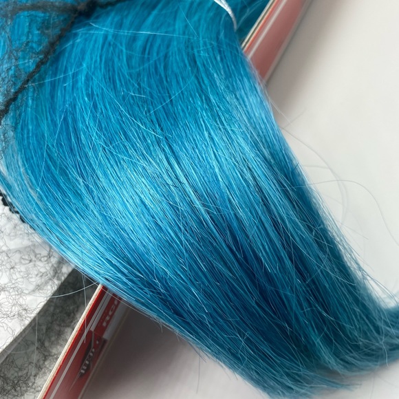 NWT-  NEON WATER STRAIGHT ROUNDED CHINA BANG BOB by - Mane Concept Futura - Picture 4 of 7